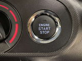 【プッシュスタート】スマートキーを携帯していればキーを取り出さずにドアを施錠&解錠。クルマの始動も可能です。