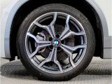BMWの純正アロイホイールは軽量かつ強度にも優れているホイールで走行性能を引き上げる設計になっております。足元にもBMWは妥協がなくこだわっている個所になります。
