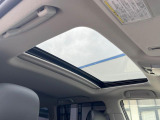 【サンルーフ】開放感たっぷりの希少装備、サンルーフが装着されています!車内に明かりを取り入れたり景色を楽しむ以外にも、車内の空気も簡単に換気できて快適です!