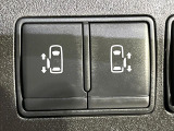 【両側パワースライドドア】スマートキーや運転席のスイッチで後席両側スライドドアの開閉が可能♪電動だから力を入れてドアを開ける必要が無く、小さなお子様でも簡単に開け閉めでき快適です♪