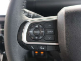 ステアリングスイッチ付き。前方から目を離すことなく操作することが可能です。