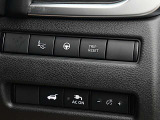 運転席の右側にはステアリングヒーター、リモコンオートバックドア、メーカーオプションの100V AC電源のスイッチ等が付いています。
