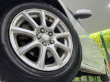 【15インチアルミホイール】外観にマッチしたアルミホイールを装着しております。各種アルミホイールや、スタッドレスタイヤも取扱いしております。是非ご相談ください♪