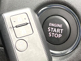 【キーレススタートシステム】カバンやポケットに入れたままでもドアの施錠・解錠が可能なスマートキーを装備。エンジンのオン・オフ時もカギを取り出す必要が無いからとっても便利です♪