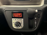 エアコンの操作パネルとシフトレバーをインパネに集約して、足元が広く使えるようになっています!オートエアコンで車内はいつでも快適!