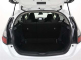 開口部の広いラゲージスペースは、ゴルフバックなどの荷物もラクラク積み込めます。