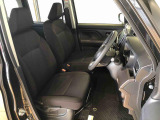 運転席の座面高さを調整できるシートリフターが付いています。