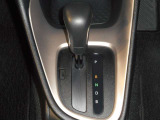 シフトレバーはフロアに配置されています。