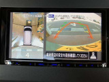 車両を真上から見た様な視点のパノラミックビューモニターを搭載しています。後方の死角だけでなく左右や前方の障害物の発見も容易になります。車載カメラの視点切替スイッチで様々な視野表示切替も可能です。
