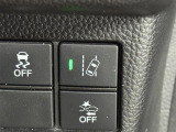 【HondaSENSING:路外逸脱抑制機能】約60km/h以上で走行中、システムが車線を検知。ディスプレー表示とステアリング振動で注意を促すと共に、車線内へ戻るようステアリング操作を支援します。