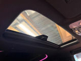 【サンルーフ】ボタンひとつで開閉可能!開放感たっぷりのサンルーフが装着されています!車内に明かりを取り入れたり景色を楽しむ以外にも、よどみがちな車内の空気も簡単に換気できて快適です!