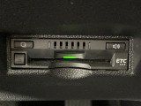 【ETC】有料道路を利用する際に料金所で停止することなく通過できる、ETC車載器(ノンストップ自動料金収受システム機器)が装備されています。セットアップを行うことで利用可能になります。