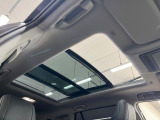 【サンルーフ】ボタンひとつで開閉可能!開放感たっぷりのサンルーフが装着されています!車内に明かりを取り入れたり景色を楽しむ以外にも、よどみがちな車内の空気も簡単に換気できて快適です!