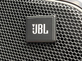 【JBLサウンドシステム】メーカーオプションの高品位サウンドシステムを搭載。専用のチューニングが施された大小様々なスピーカーから良質なサウンドが奏でられ、臨場感あふれる音響空間を演出します。
