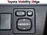 便利な電動格納ドアミラーも装備しております。駐車時にボタン一つで折り畳む事が出来るので便利ですよ。