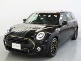 ボンネットはヘッドライト部分をくり抜きた特徴的なものでMINIの拘りがうかがえます。