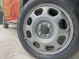 【純正15インチアルミホイール】外観にマッチした純正アルミホイールを装着しております。各種社外アルミホイールや、スタッドレスタイヤも取扱いしております。是非ご相談ください♪