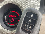 【Hondaスマートキー】カバンやポケットに入れたままでもドアの施錠・解錠が可能なスマートキーを装備。エンジンのオン・オフ時もカギを取り出す必要が無いからとっても便利です♪