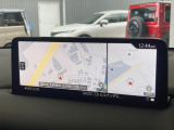 【10.25インチマツダコネクト】車内の雰囲気にマッチした大型ディスプレイ。スマホ接続でのナビ使用やBluetooth再生等、様々な機能が楽しめます。直感的なダイヤル操作が可能で、使い勝手も良好です。