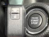 【キーレススタートシステム】カバンやポケットに入れたままでもドアの施錠・解錠が可能なスマートキーを装備。エンジンのオン・オフ時もカギを取り出す必要が無いからとっても便利です♪