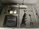 ラゲッジルームの床下にはパンク修理キットを搭載、一部の工具もございます。