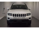 Jeep伝統の7スロットグリルが存在感ありますね。