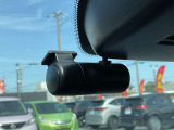 前方と車内と後方を録画できるドライブレコーダーも装着されていますので安心して快適なドライブが楽しめますね。