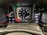 スピードメーターとタコメーターを大きく配した見やすいメーター部になっています。右側のインフォメーション画面でオドメーターや燃費などの情報を確認できます。