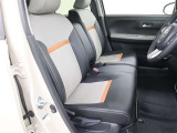 見えないところまで徹底洗浄!中古車をキレイで気持ちよくお乗りいただけるよう、トヨタ認定中古車はしっかりクリーニング。エンジンルームやシートを外した洗浄まで目に見えないところまで徹底的に洗浄しています。