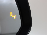隣車線を走る車両をレーダーで検知し、ドアミラーでは確認しにくい後側方エリアに存在する車両に加え、急接近してくる車両も検知します。車両を検知するとドアミラーに搭載されたLEDインジケーターが点灯します。