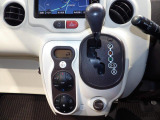 【操作パネル】シフトレバーやエアコン操作部が使いやすく配置されています。目立つ傷もなく、操作性もスムーズで毎日の運転を快適にサポートします。