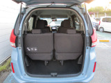 リアシートは跳ね上げ可能で、大きな荷物なども収納可能に♪