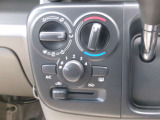 マニュアルエアコン付き車です。ダイヤルを回すだけのシンプルな操作で風量や温度を自分の感覚で素早く調整できます。エアコンをあまり使わない方や、機械操作が苦手な方にもおすすめです。
