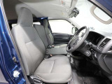 ゆったり室内で運転もしやすいです♪使い勝手の良い配置も考えられています!!