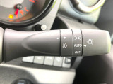 【オートライト】周りの明るさに応じて自動でヘッドライトの点灯・消灯ができる機能です!ライトの付け忘れ・消し忘れなどが無くなり、雨の日や夕方の走行も安心!トンネル通過時も便利ですね♪