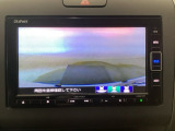 【バックカメラ】運転が苦手な方も車庫入れラクラクです!ギアをリバースに入れれば自動的に切り換わりますので、面倒な操作は不要です♪狭い駐車場もお車を傷つけず安心ですね!