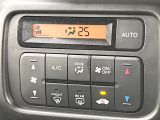 【オートエアコン】一度お好みの温度に設定すれば、車内の温度を検知し風量や温度を自動で調整。暑い&hellip;寒い&hellip;と何度もスイッチ操作をする必要はありません。快適な車内空間には必須の機能ですね♪