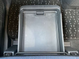 助手席シートの座椅子の下にシートアンダーボックスがあり、収納に便利です。