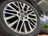 【純正18インチアルミホイール】外観にマッチした純正アルミホイールを装着しております。各種社外アルミホイールや、スタッドレスタイヤも取扱いしております。是非ご相談ください♪