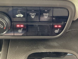 運転席と助手席にシートヒーターが付いています☆寒い時期に腰周りを温めてくれるので体全体が温まりやすいのは勿論、暖房と違い顔に風が当たらないので、乾燥肌やドライアイの方でも大丈夫☆