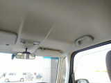 【ルーフ内装】天井内装はシミや変色もなく、きれいな状態を保っています。気になるニオイも特になく、車内環境の良さが伝わる一台です。