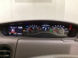 スピードメーターとタコメーターを大きく配した見やすいメーター部になっています。左側のインフォメーション画面でオドメーターや燃費などの情報を確認できます。