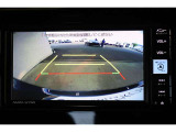 後方の死角を軽減し、狭い場所での切替しや駐車もしやすくなるバックモニターを装備しています。