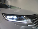 アダプティブLEDヘッドライトシステムです対向車や先行車に照射しないよう自動でハイビームの照射範囲を切り替えます 夜間走行時とても役立ちます