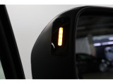 車体後部に内蔵されたセンサーにより後側方から接近する車両を検知してくれます。車線変更時は役に立ちそうです。
