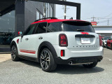 コンパクトな車体にパワフルなエンジン、ゴーカートのようなドライブフィールは乗ってみるとなお、他の車とは一線を画す魅力を持っています。
