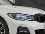 アダプティブLEDヘッドライトはステアリングを切った方向を照らします。