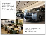 ☆道内トップレベルの規模の新車ショールームとカフェのようなラウンジ空間を併設。自然光が差し込む開放感ある店内で、ゆっくりとご商談いただけます。