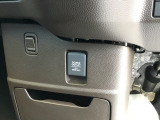 アクセサリーソケット、コンビニフックが付いています。コンビニフックは、ちょっとした荷物が掛けられ、運転中に荷物が転がるのを防げます。あると嬉しい便利な装備です!
