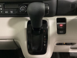 CVT車のセレクトレバーです。低速から高速まで、変速ショックのないスムーズな走りと、エンジン効率のよい領域を維持して燃費にも貢献します。サイドブレーキはスイッチ操作の電子制御パーキングブレーキです。